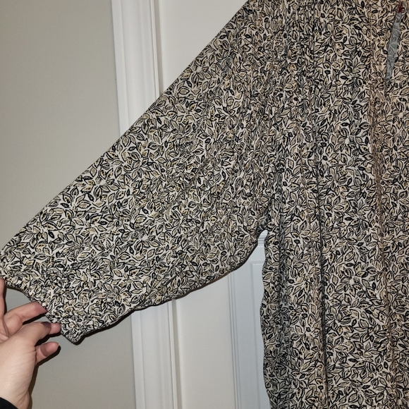 Flowy Blouse - Picture 2 of 9